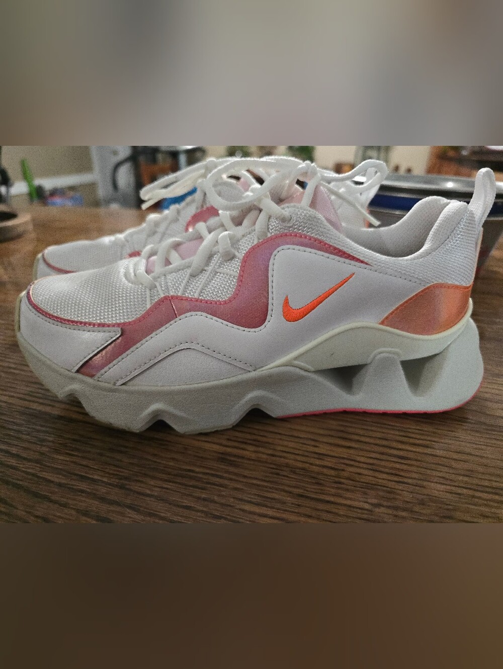 Nike RYZ 365 Women’s 7.5 White Digital Pink Hyper Crimson Sneakers
